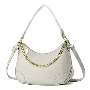Dettaglio borsa hobo croissant grigia con pelle martellata e catena dorata elegante