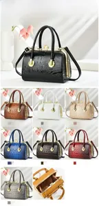 Detail der Vintage-Handtasche mit Kroko-Muster, Goldverschluss und Farbauswahl