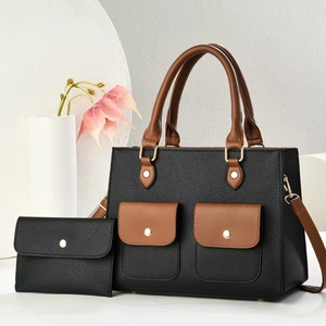 Set borsa a mano minimalista nera e marrone con portafoglio coordinato e dettagli oro