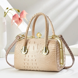 Elegante Handtasche mit Krokodilmuster, Perlenverschluss und Doppelgriffen in Beige