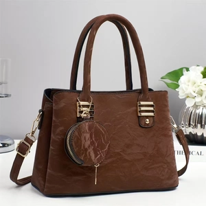 Grand sac à main en cuir plissé marron avec porte-monnaie et bandoulière réglable