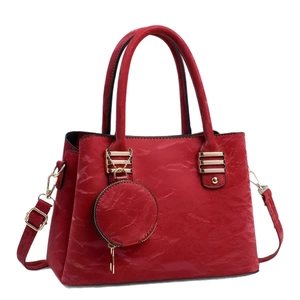 Sac à main rouge tendance en cuir gaufré pour femme avec boucle dorée et mini pochette