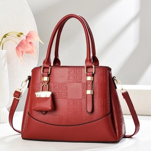 Sac à main chic en cuir PU rouge avec gaufrage géométrique et petit pendentif