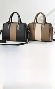 Dettaglio di borse tote in pelle bicolore con nappa e tracolla staccabile inclusa