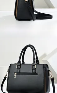 Doppia vista della borsa tote in pelle nera con pannello laterale marrone e dettagli oro