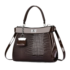 Sac à main élégant en cuir verni marron foncé avec effet crocodile et poignée