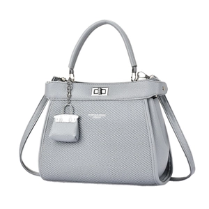 Sac à main gris en cuir contrasté avec fermoir rotatif argenté et bandoulière