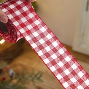 Vista macro de cinta de cuadros rojos y blancos de 6,5 cm para regalos de Navidad