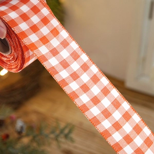 Primer plano de cinta a cuadros naranja con bordes sobrehilados para decoración de Navidad