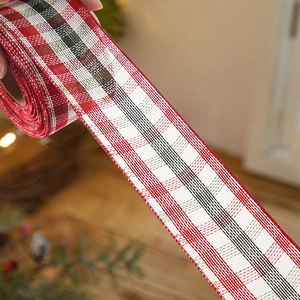 Detalle de cinta de arpillera a cuadros rojos y blancos para decorar árboles de Navidad