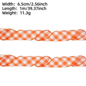 Detalle de la cinta de cuadros naranja y blanca de 6,5 cm con medidas del producto