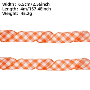 Detalle de cinta de cuadros naranja y blanco de 6,5 cm para decoración de Navidad