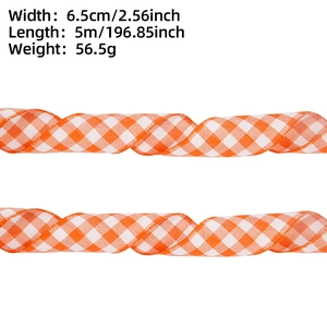 Detalle de cinta de cuadros vichy naranja y blanca de 6,5 cm con bordes de alambre