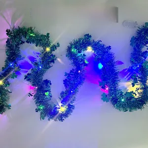 Détail de la guirlande Saint-Patrick avec lumières LED et sequins de trèfle