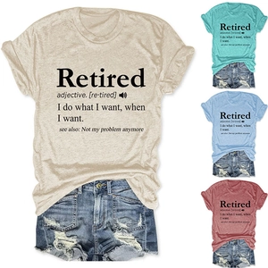 Détails des t-shirts Retired en beige, vert, bleu et rouge avec texte imprimé tendance