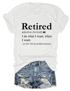 Détail du t-shirt blanc en coton avec imprimé Retired et short en jean déchiré
