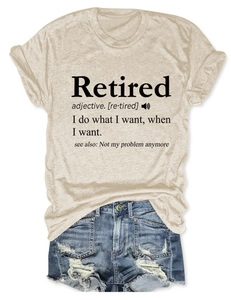 Détail de l'imprimé 'Retired' sur t-shirt abricot avec un short en jean usé
