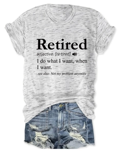 Détail du t-shirt gris Retired et du short en jean bleu avec finitions usées