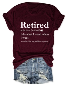 Détail de l'imprimé Retired sur T-shirt bordeaux avec un short en jean délavé