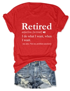 Gros plan du t-shirt rouge imprimé Retired et du short en jean bleu délavé troué
