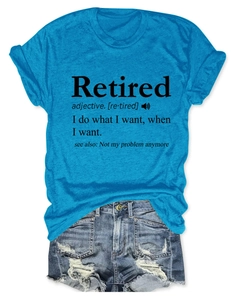 Détail de l'imprimé définition Retired sur le t-shirt bleu paon à col rond décontracté