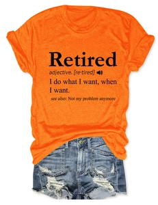 Détail du t-shirt orange vif avec slogan Retired et short en jean délavé usé