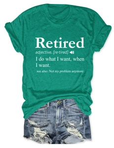 Détail du t-shirt vert avec imprimé Retired et short en jean bleu délavé