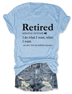 Détail du t-shirt bleu clair avec texte Retired et short en jean bleu délavé