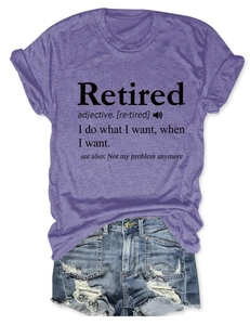 Détail du t-shirt violet avec imprimé Retired et short en jean sur fond blanc