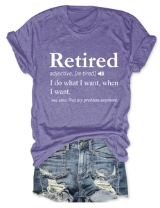 Détail d'un t-shirt violet chiné glissé dans un short en jean délavé avec texte blanc
