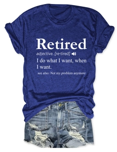 T-shirt bleu marine avec texte de retraite rentré dans un short en jean effiloché