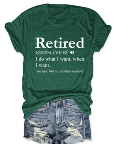 Gros plan sur le t-shirt vert foncé Retired avec short en jean bleu délavé