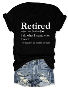 T-shirt noir imprimé Retired et short en jean bleu délavé présentés à plat sur fond blanc