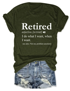 Détail du t-shirt avec imprimé Retired et short en jean aux bords effilochés