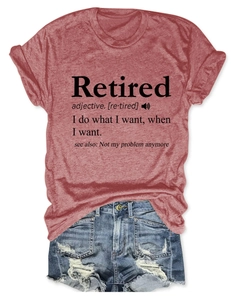 Détail du t-shirt rouge Retired associé à un short en jean vieilli sur fond blanc pur
