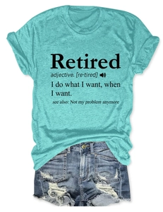Détail d'un t-shirt turquoise chiné avec slogan Retired et un short en jean bleu