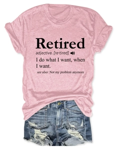 Détail du t-shirt rose en coton avec imprimé Retired et short en jean vieilli