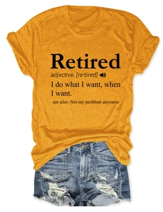 Détail du t-shirt jaune gingembre avec texte Retired et short en jean bleu