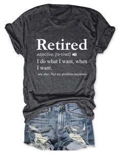 Mise à plat d'un t-shirt gris foncé imprimé et d'un short en jean déchiré bleu