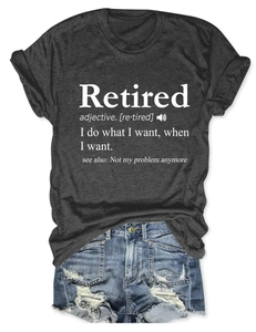 T-shirt gris en coton avec texte Retired et short en jean déchiré à plat