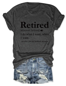Gros plan de l'imprimé Retired sur t-shirt gris avec short en jean usé