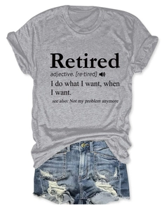 Détail du t-shirt gris imprimé Retired et du short en jean bleu délavé usé