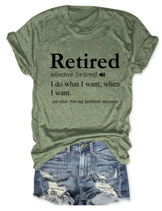 Détail de l'imprimé définition de retraite sur un t-shirt décontracté vert armée