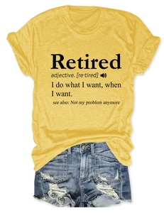 Détail de l'imprimé jaune Retired definition sur un t-shirt décontracté