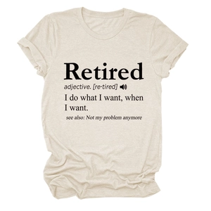 Gros plan du texte imprimé Retired sur un t-shirt beige à col rond en coton doux