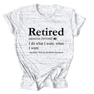 Détail de l'imprimé définition Retired sur t-shirt décontracté en blanc chiné à col rond