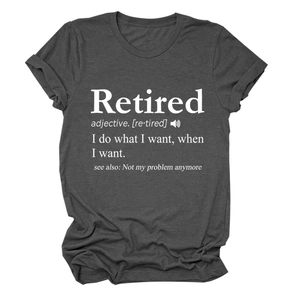 Détail de l'imprimé définition Retired sur un T-shirt en coton gris anthracite doux