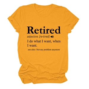Détail d'un t-shirt en coton jaune gingembre avec définition Retired imprimée en noir