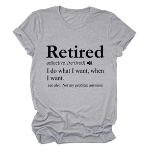Détail de l'imprimé Retired sur un t-shirt gris à col rond en mélange de coton doux