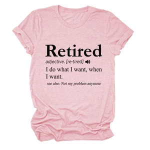Détail d'un t-shirt rose en coton avec imprimé de définition Retired noir